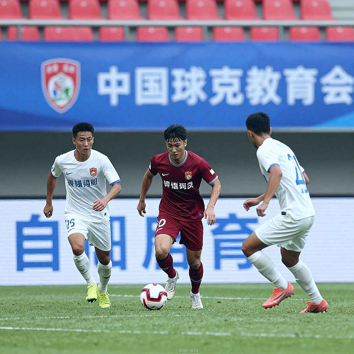 Giuliano Simeone, an Unfinished Left Foot and Noise That Does Not Belong to the Pitch Giuliano Simeone, an Unfinished Left Foot and Noise That Does Not Belong to the Pitch