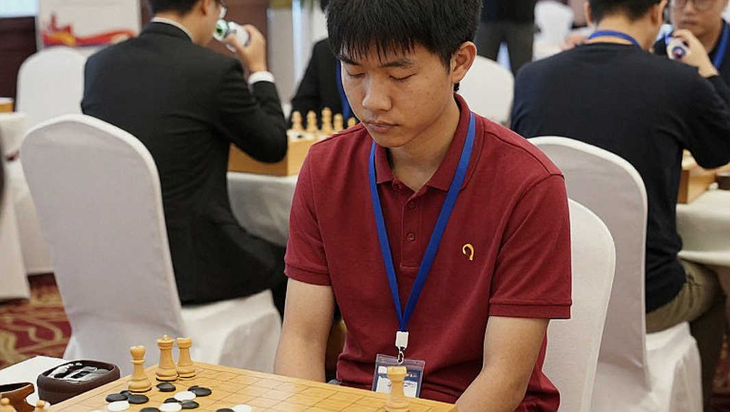 GCL 2026: Nepomniachtchi khiến Carlsen chao đảo trước khi hạ Sindarov bằng đồng hồ