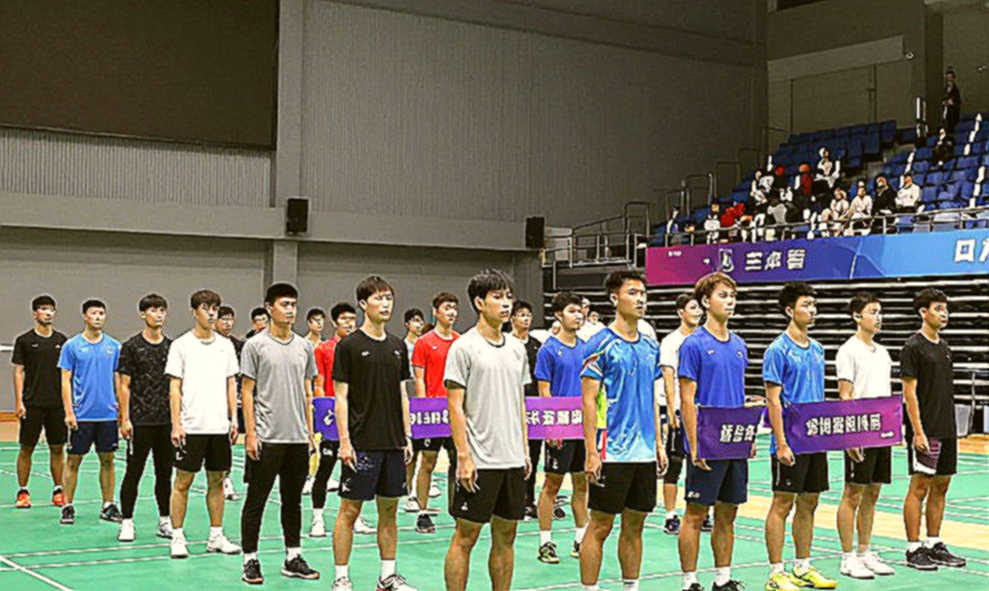 Cú chạm thứ 36 ở Thâm Quyến và hai số phận Ấn Độ trên một mặt sân