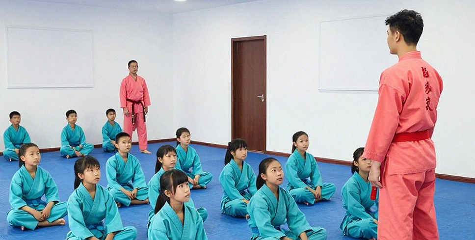 Đọc hợp đồng thay vì đọc tin đồn: bộ lọc dữ liệu giữa kỳ chuyển nhượng
